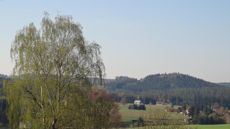 Blick von Silberbach zum Schloßberg in Neuhaus