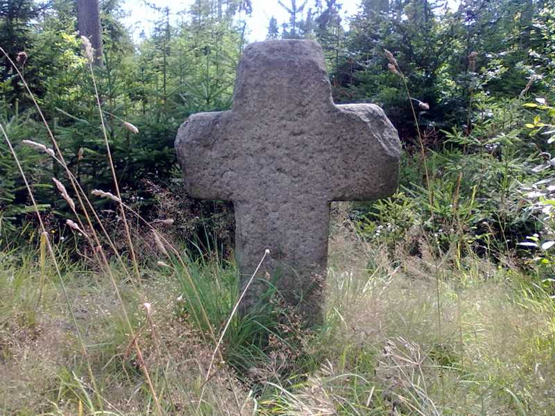 In der Nähe der Häusellohe befindet sich das Steinerne Kreuz.